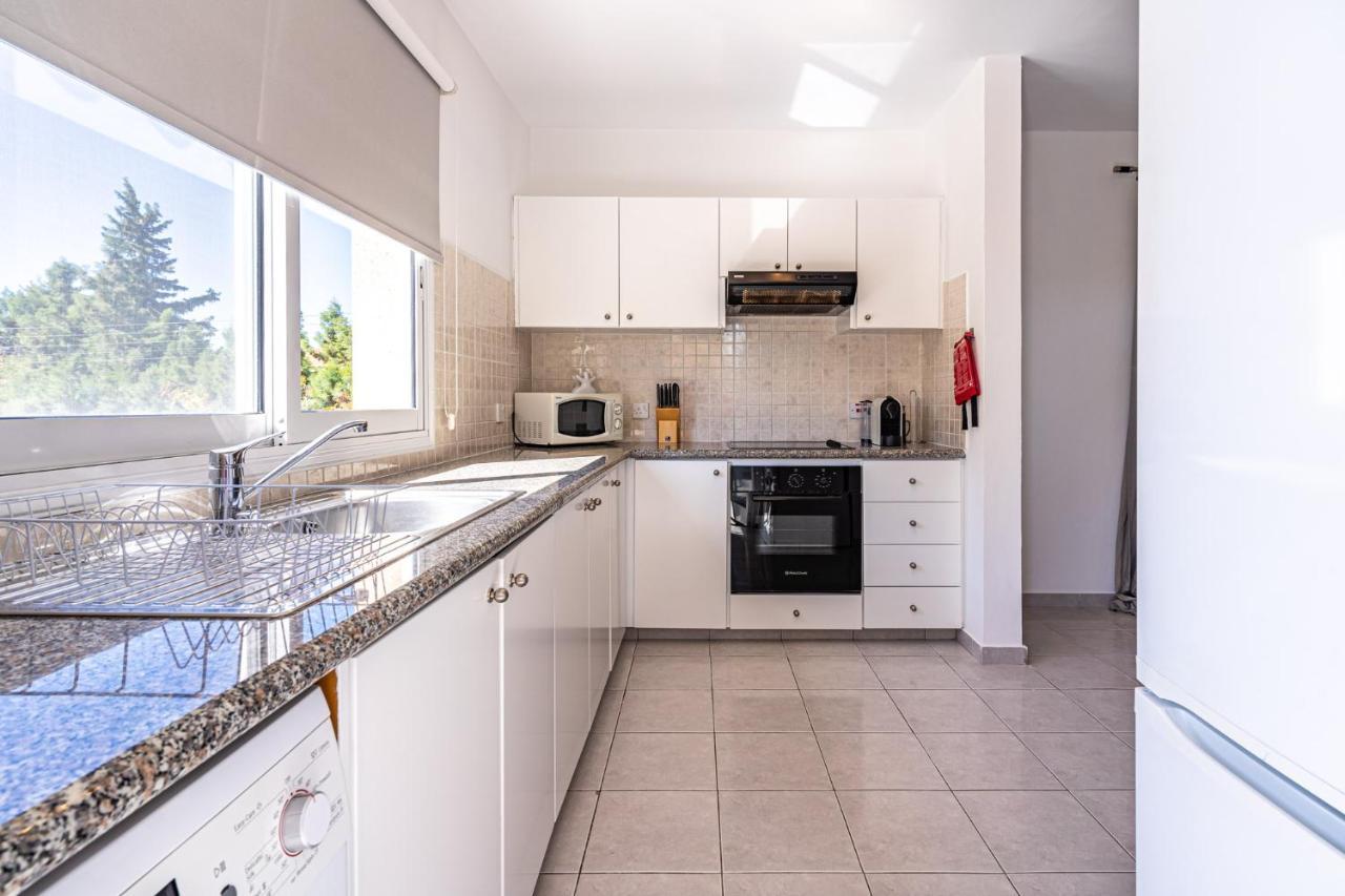 Summer Breeze Holiday Apartment With Pool Paphos Eksteriør billede